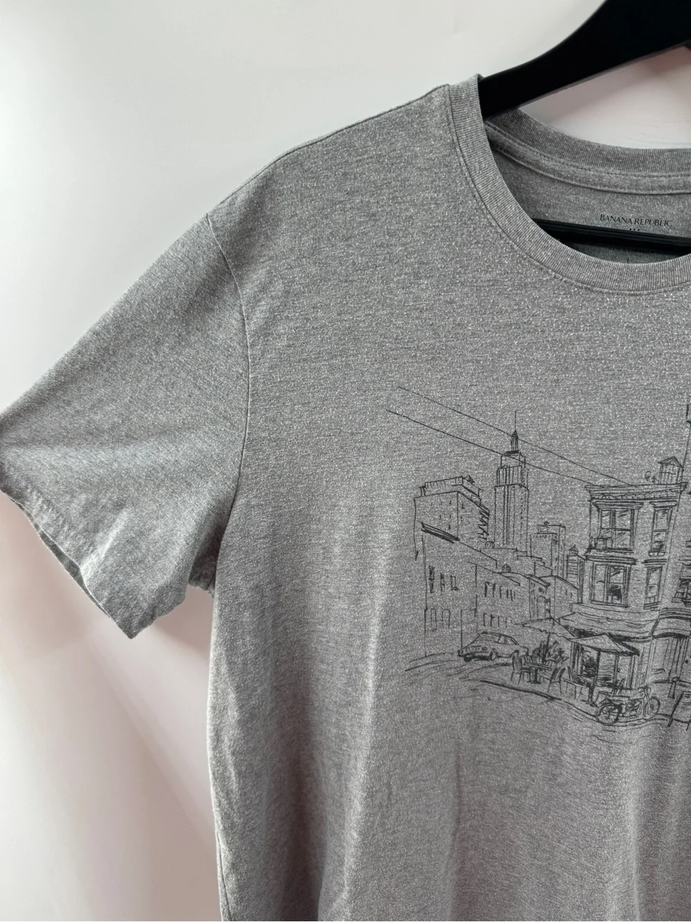 Banana Republic Premium Wash Grey Graphic T-Shirt – Men’s Large